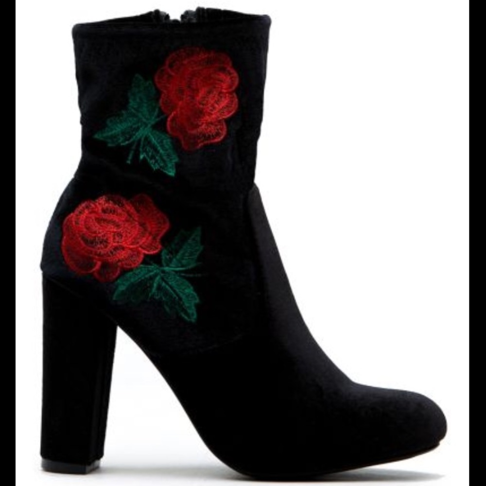 Velvet black heels with red flowers